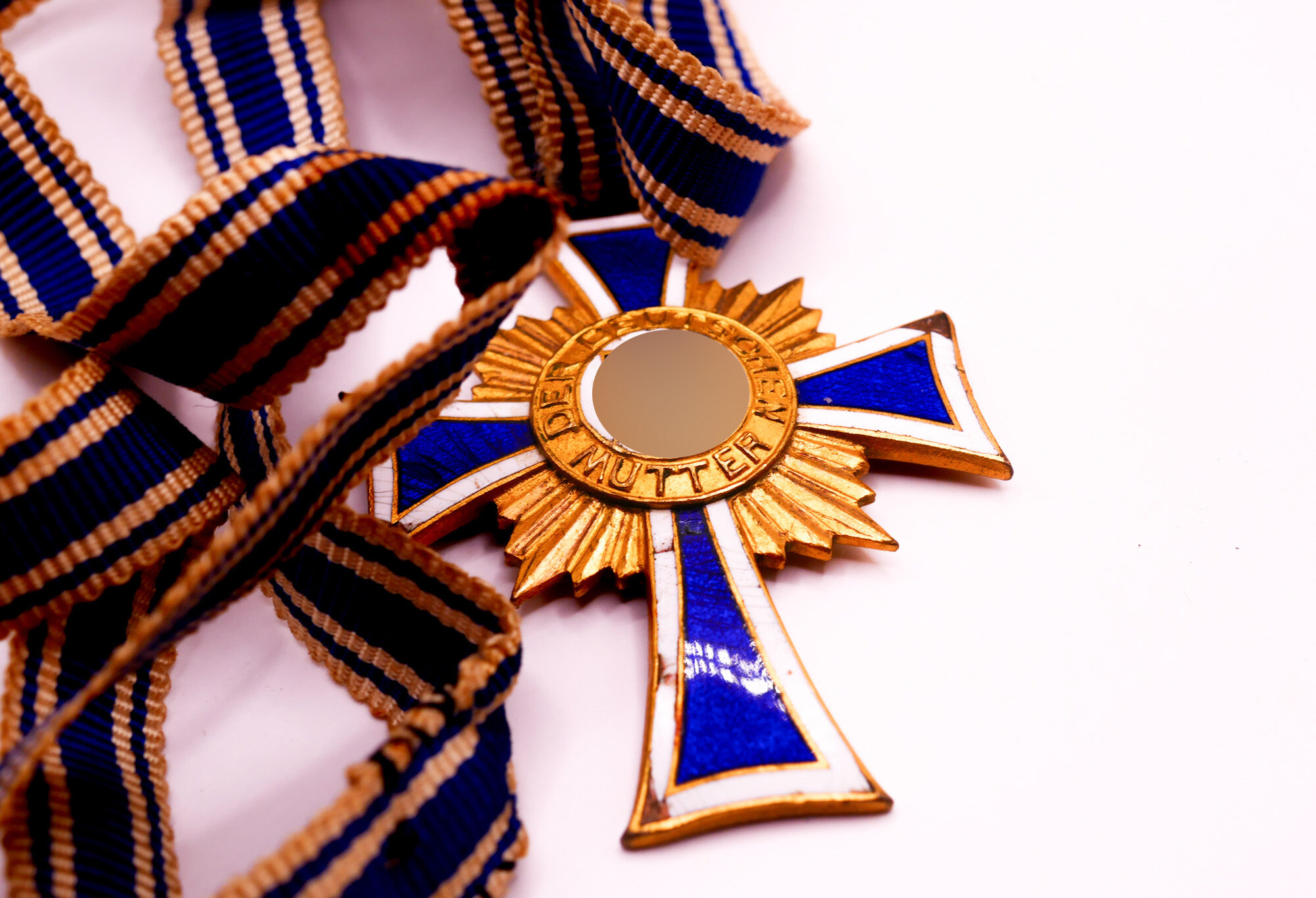 20251115-192630156 Mutterkreuz in Gold