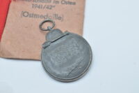 Medaille Winterschlacht im Osten (Ostmedaille) mit Verleihungstüte