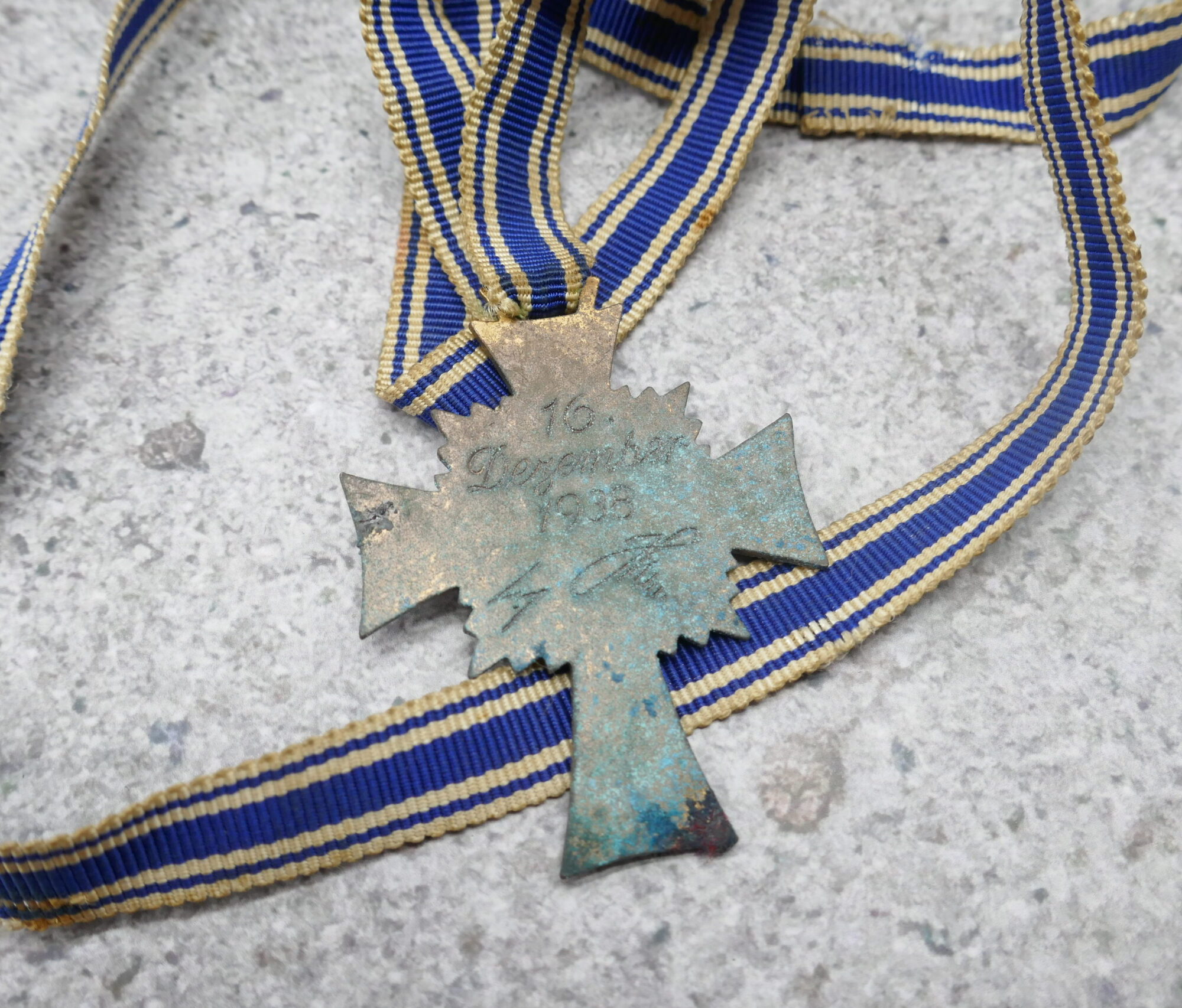 Mutterkreuz in Bronze